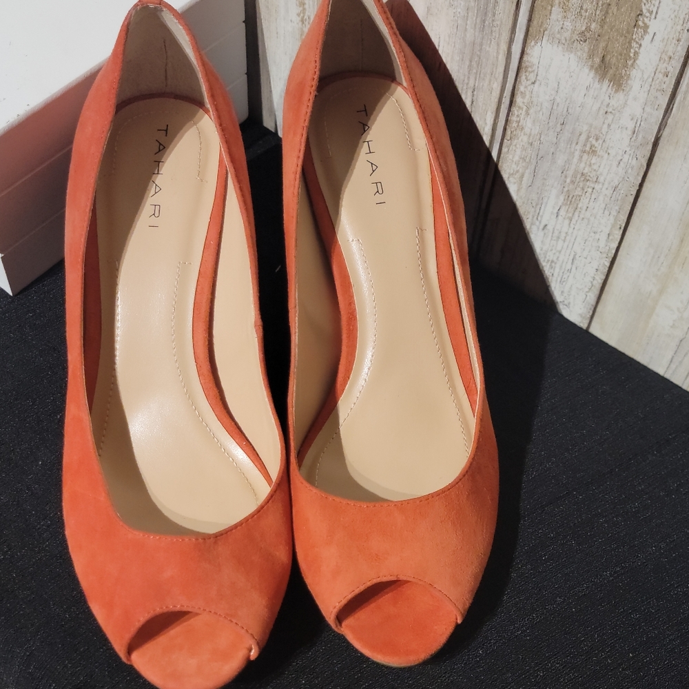 Tahari (janna)sued open toe 3" heel size 8.5